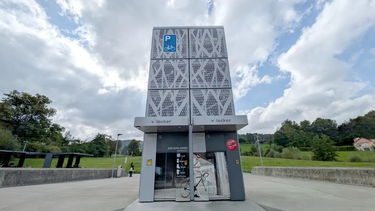 13982020-7 Das moderne, nicht ganz günstige Veloparkhaus V-Locker hatte nur eine beschränkte Kapazität. (Archiv)