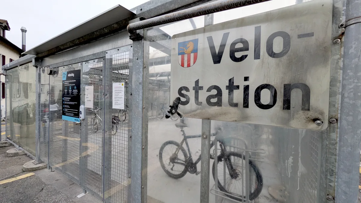 Die Velostation am Bahnhof Dübendorf. Die Velostation am Bahnhof Dübendorf.