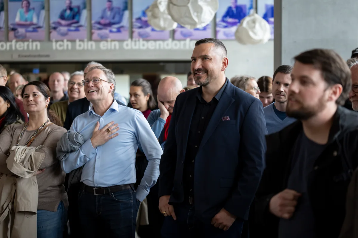 Bild mit lächelnden Menschen.