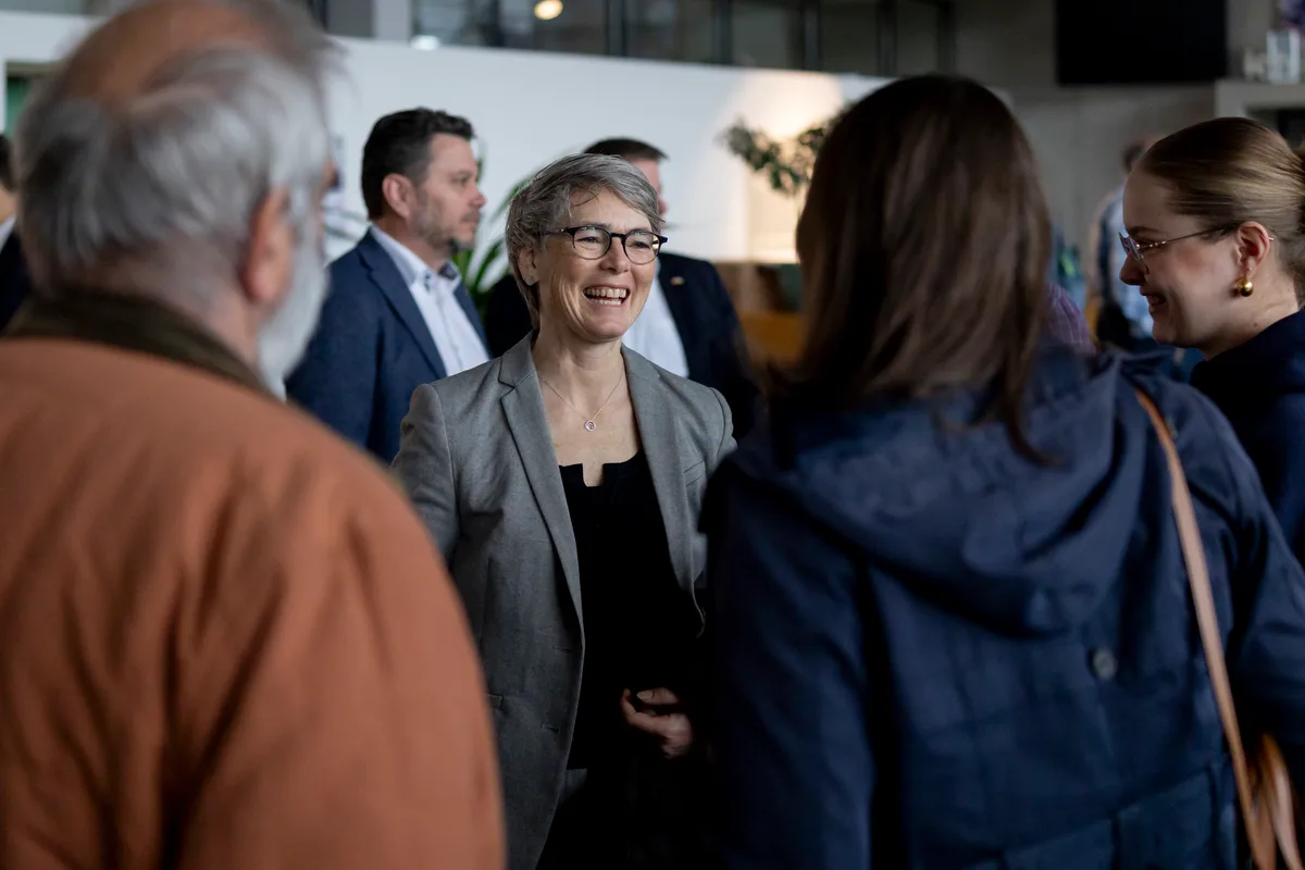 Szene mit lächelnden Menschen.