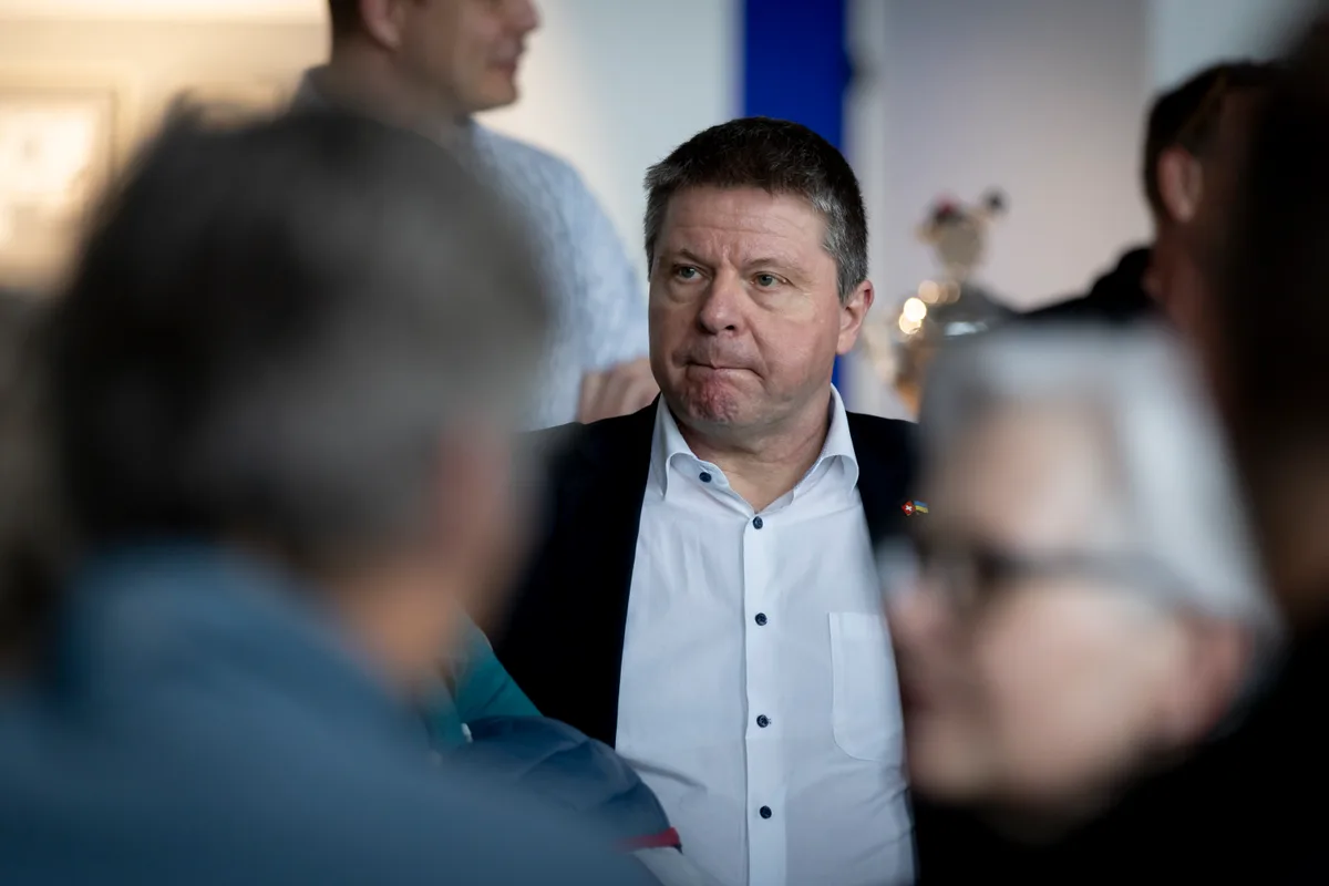 Ein Mann schaut konsterniert. 