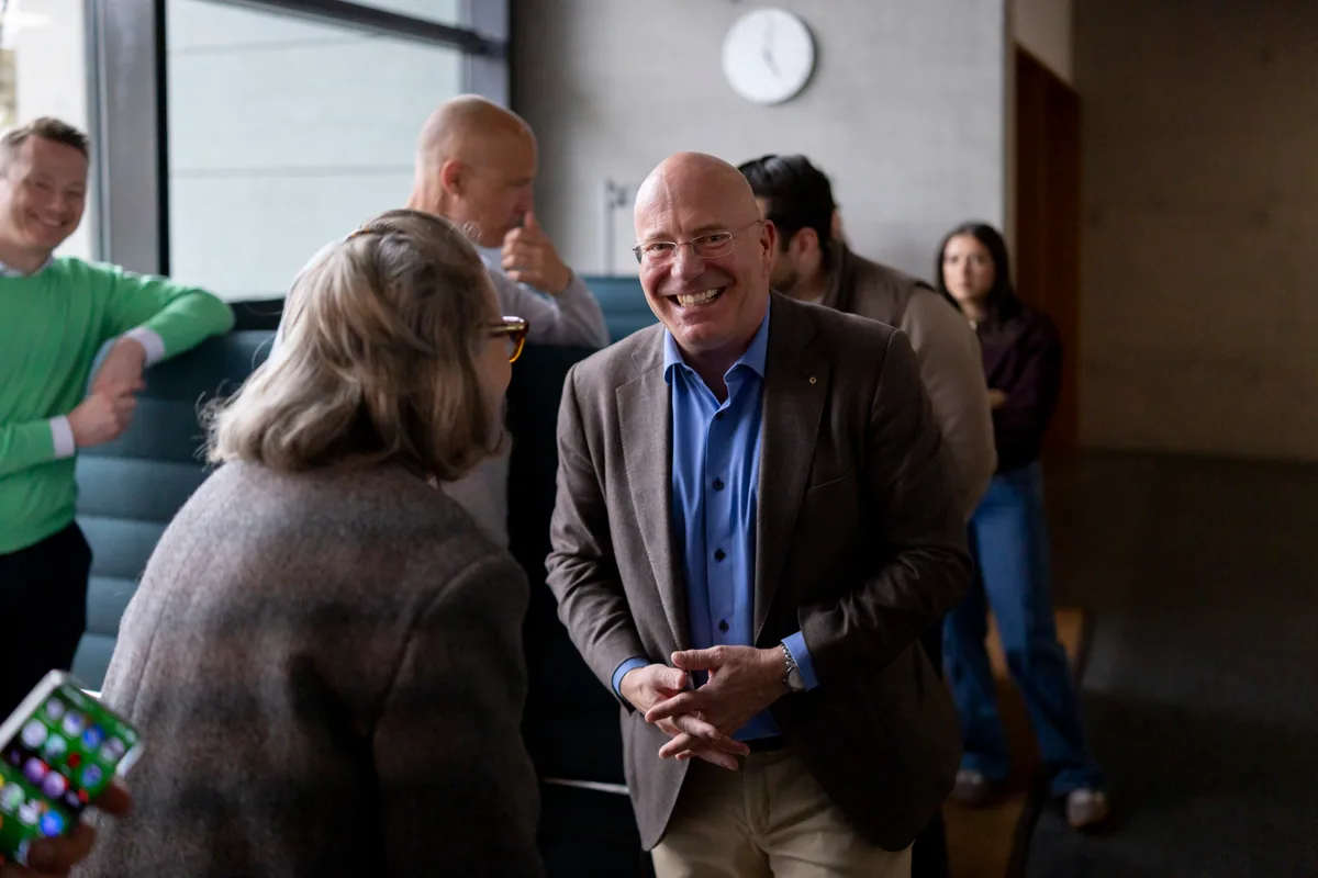 Szene mit lächelnden Menschen.