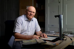 30784980-1 Urs Müller mit dem KI Archiv-Tool im Ortsarchiv von Dübendorf an der Bettlistrasse
