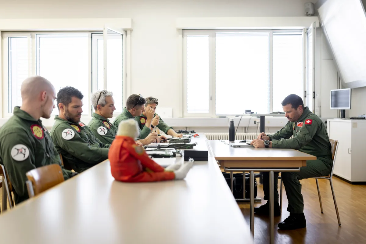 Die Augen geschlossen, mental sind sie woanders: Das Patrouille-Suisse-Team übt seine Show zuerst im Kopf. Sechs Männer in einem Sitzungszimmer.