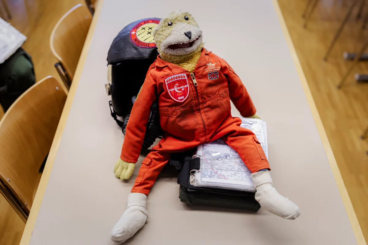 Das Maskottchen Flatty hat von allen Teammitgliedern am meisten Flugstunden. Das Maskottchen auf dem Tisch.
