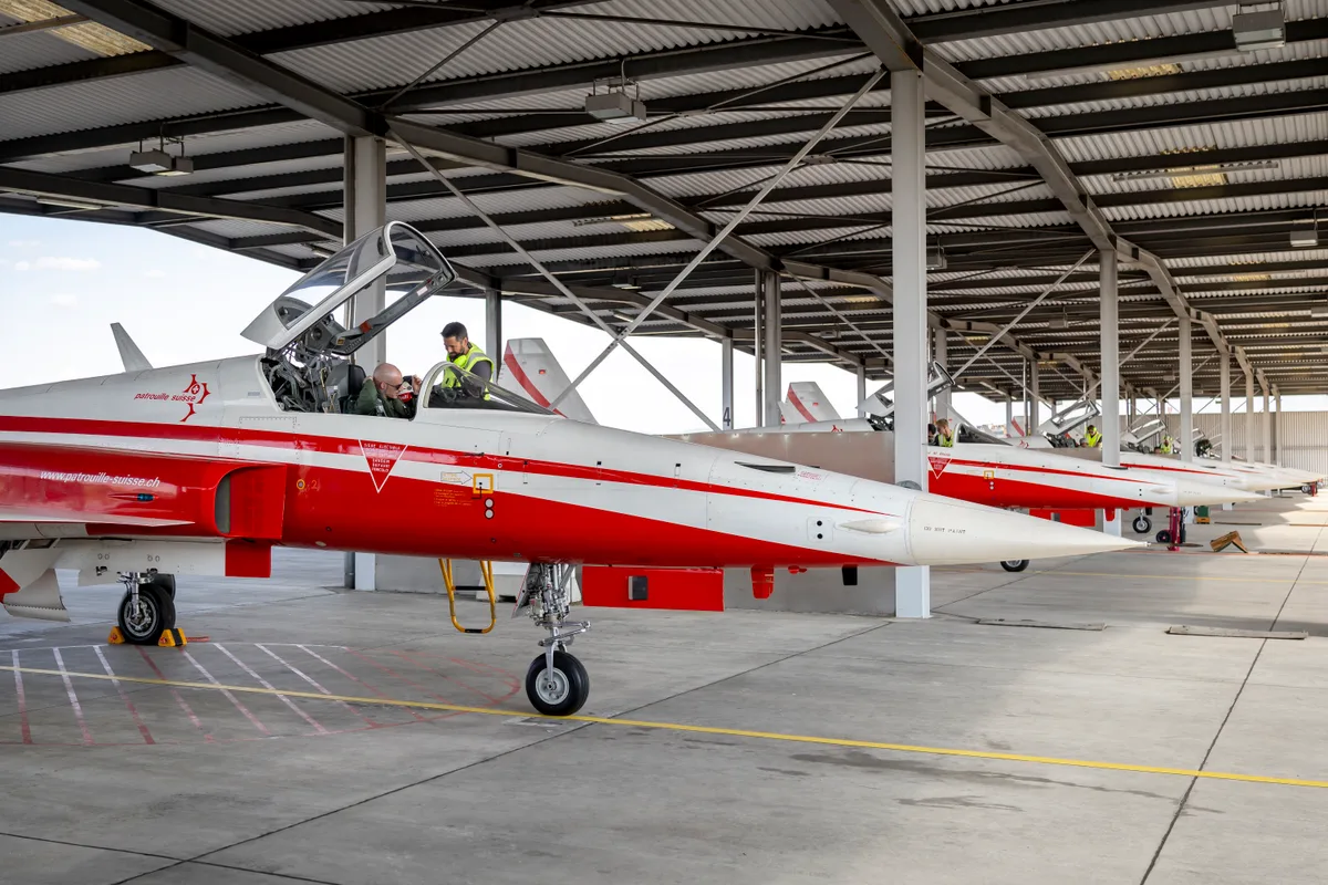 Die Jets stehen unter dem «fliegenden Teppich» bereit, vorbereitet von den Mechanikern. Fünf Flugzeuge nebeneinander.