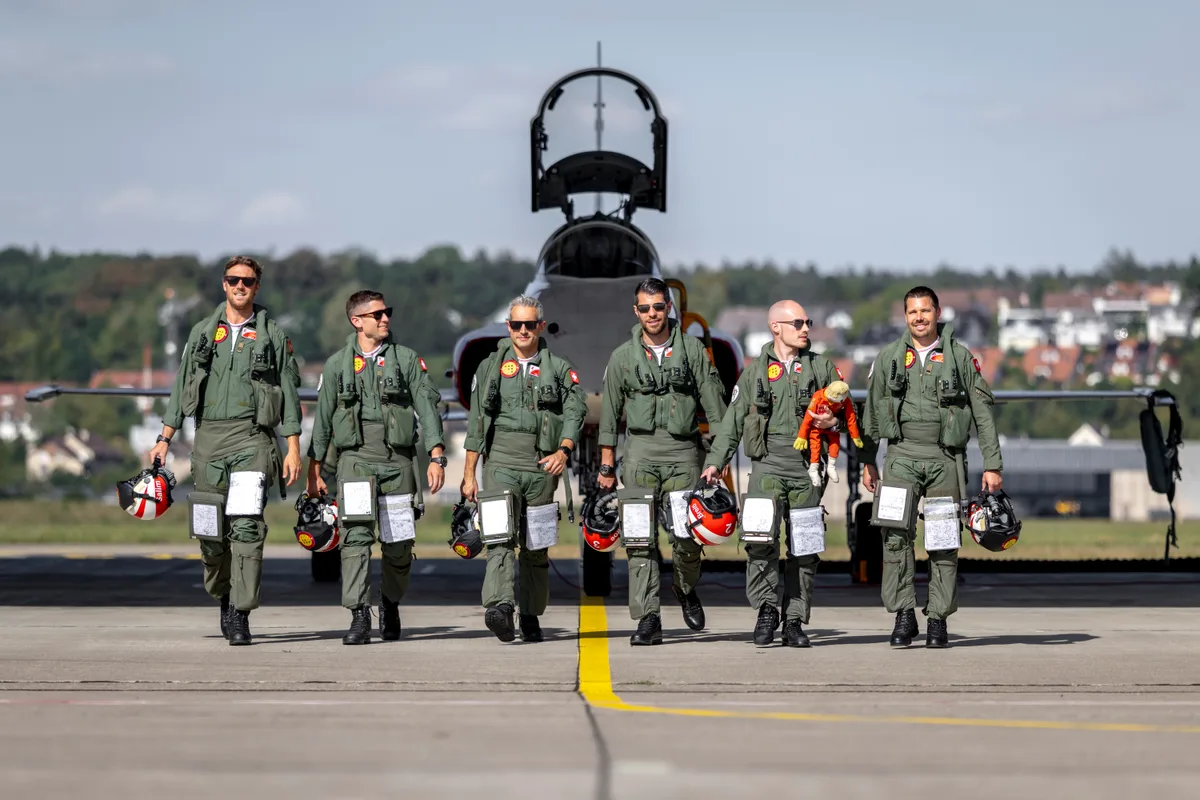 Die Piloten (von links): Serim Wetli («Sexi»), David Moser («Cinque»), David Pereira («Quattro»), Maurice Mattle («Tre»), Mario Breitenmoser («Due») und Martin Schär («Uno»). Das Team läuft nebeneinander auf die Kamera zu.