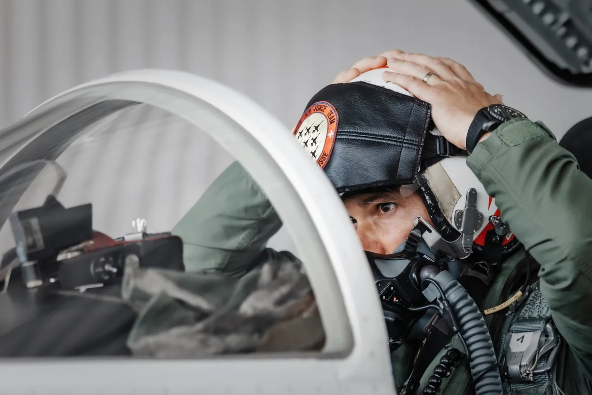 Letzte Schritte, bevor es losgeht. Ein Pilot zieht seinen Helm an.