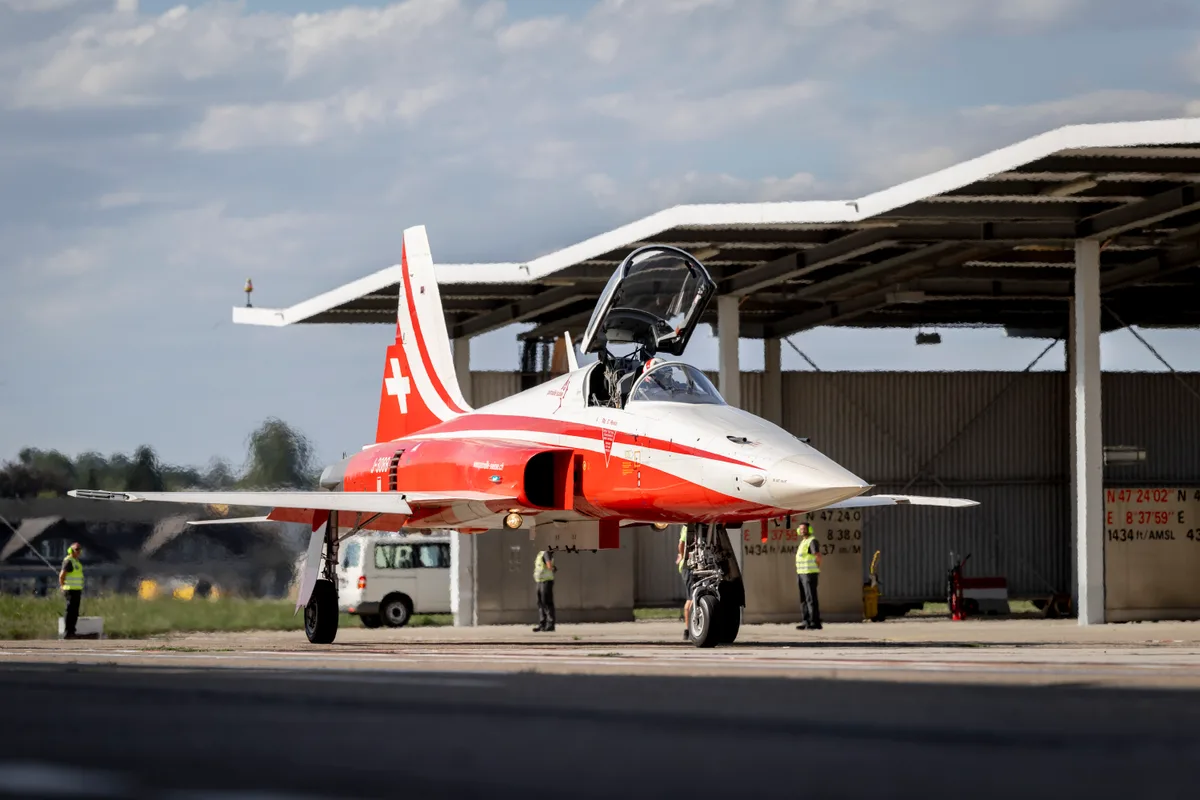 Während die Mechaniker Achtung stehen, fährt ein Pilot nach dem anderen auf die Startpiste. Ein Tiger vor dem «fliegenden Teppich».