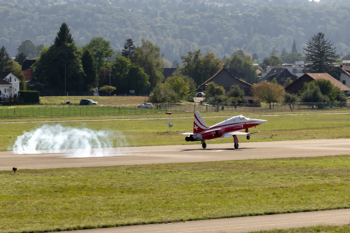 Nach vielen Jahren füllt der ohrenbetäubende Lärm von Jets wieder den Dübendorfer Flugplatz. Ein Jet startet.