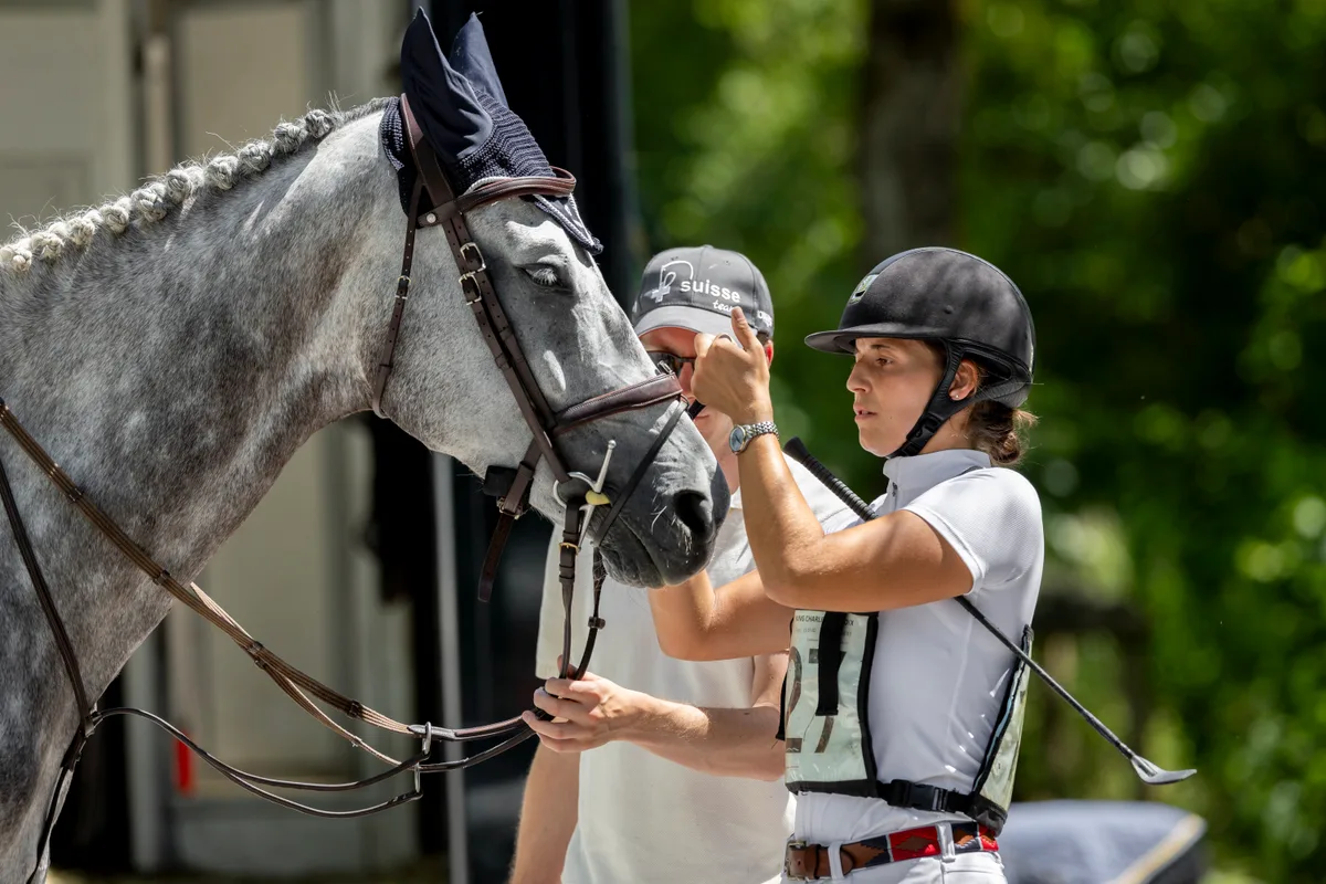 Gleich gehts los: Carla Brunner bereitet ihr Pferd Charly für den Springparcours vor.