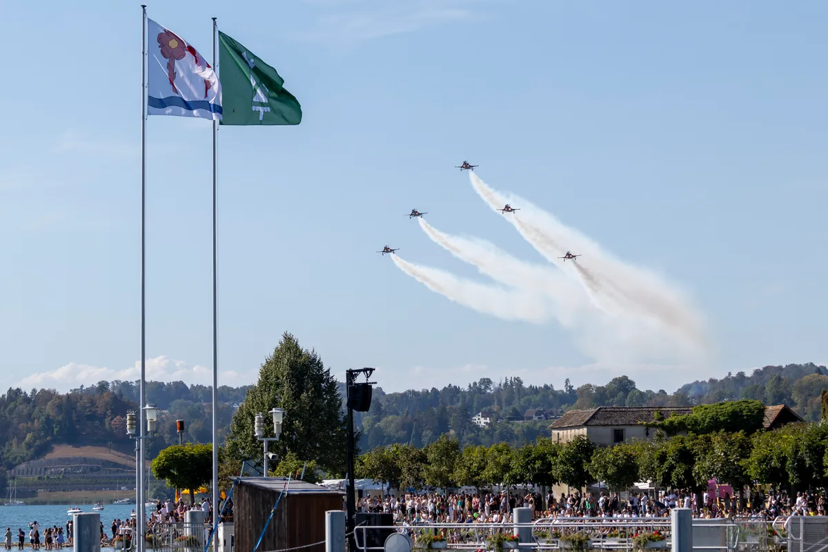 Das Seenachtfest in Rapperswil-Jona ist bereits in vollem Gang, als die Fliegerstaffel ihr Training über dem See beginnt. Tiger über dem Fest.
