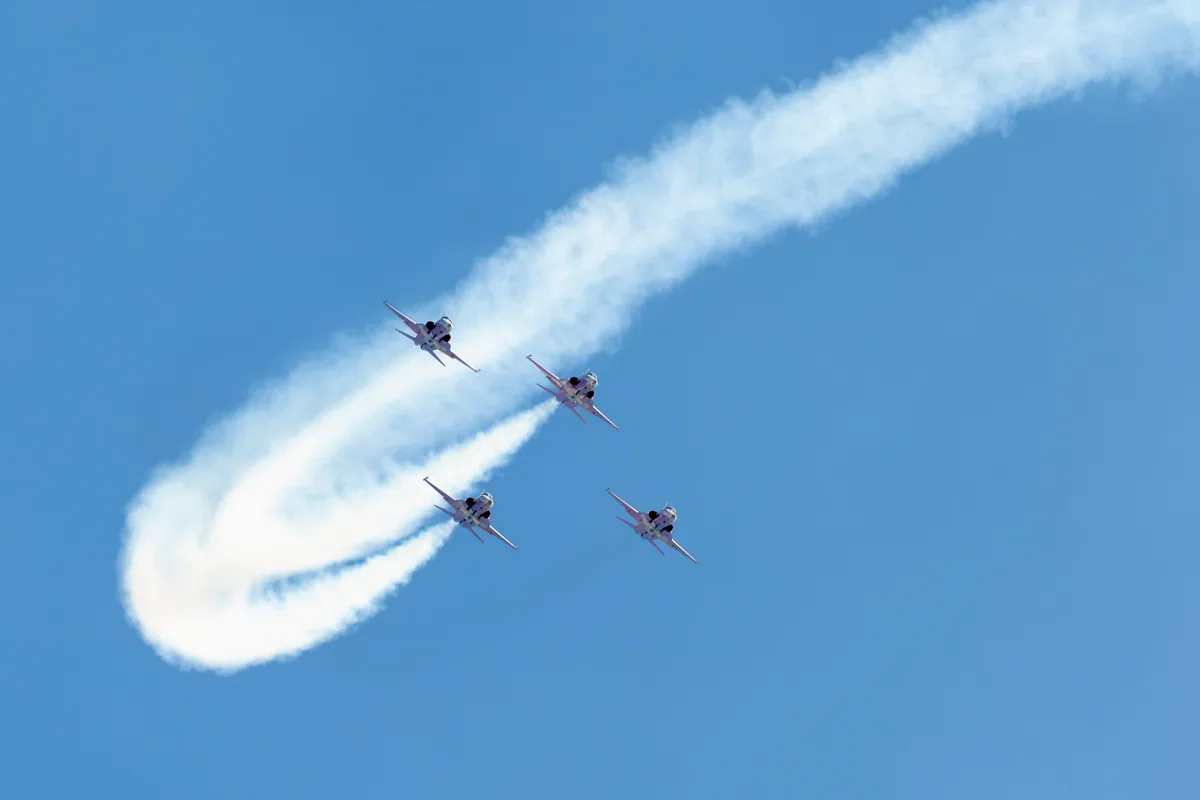 Die Form der vier mittleren Flieger ohne die zwei Solisten nennt man Diamant. Vier Tiger in der Luft.