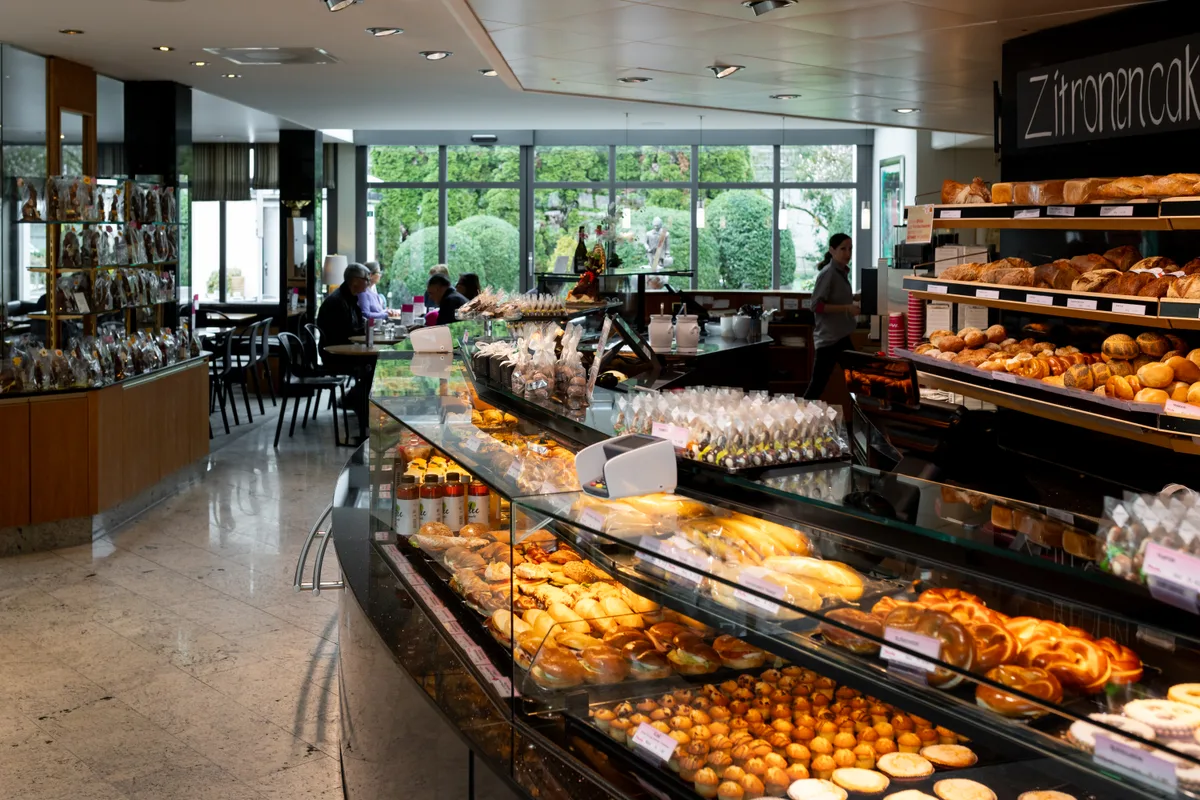Ein Brottheke in einer Bäckerei.