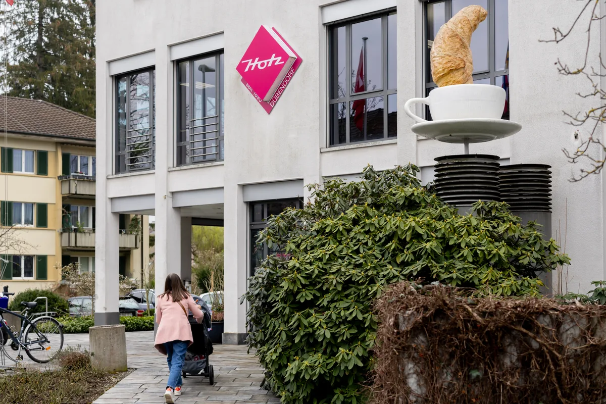 Eine Bäckerei in Dübendorf mit einem grossen Gipfeli in einer Tasse.