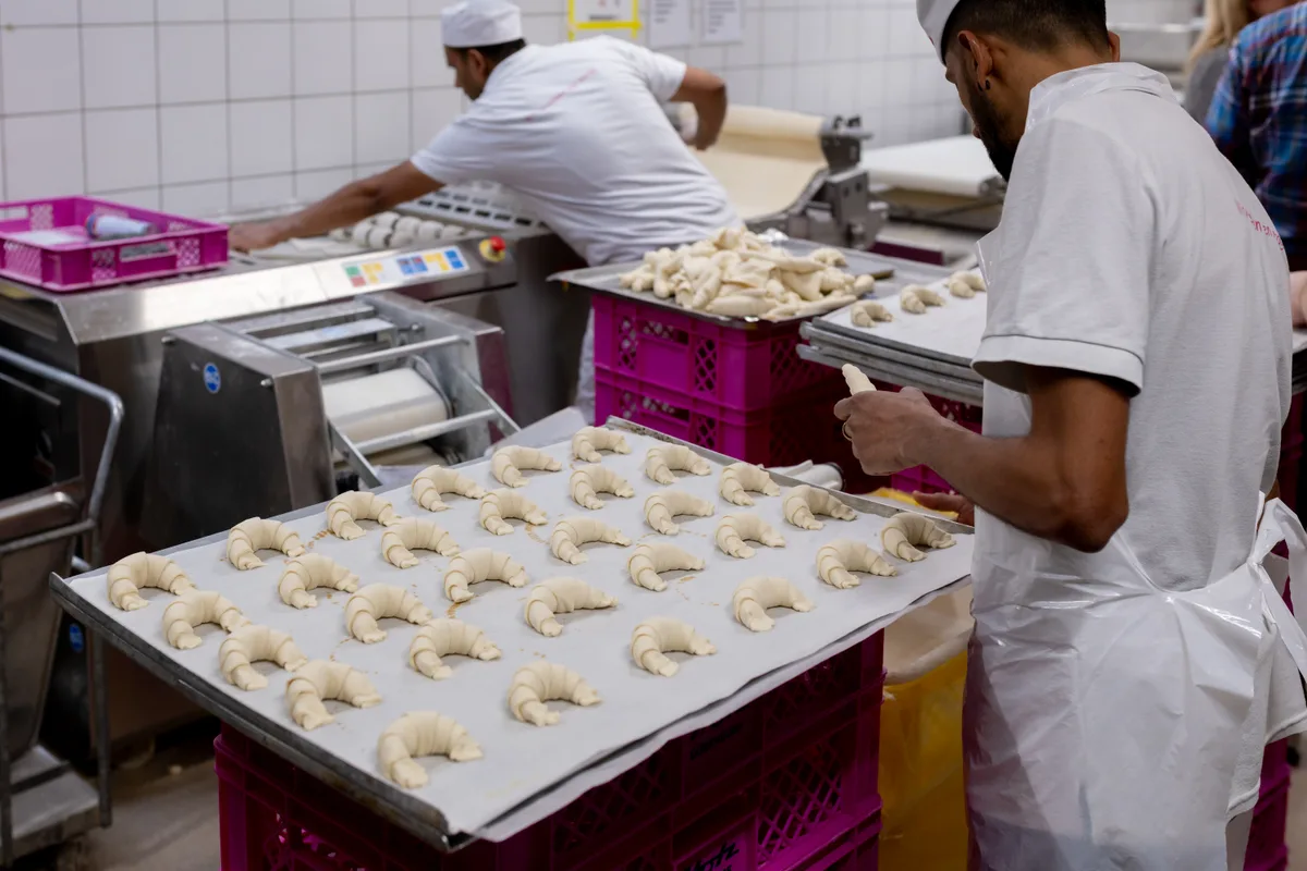 Eine Gipfeli-Produktion in einer Bäckerei.