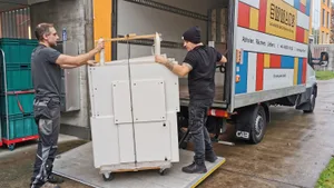 Mitarbeiter des Brocki Emmaus in Dübendorf räumen eine Wohnung aus. Mitarbeiter des Brocki Emmaus in Dübendorf räumen eine Wohnung aus.