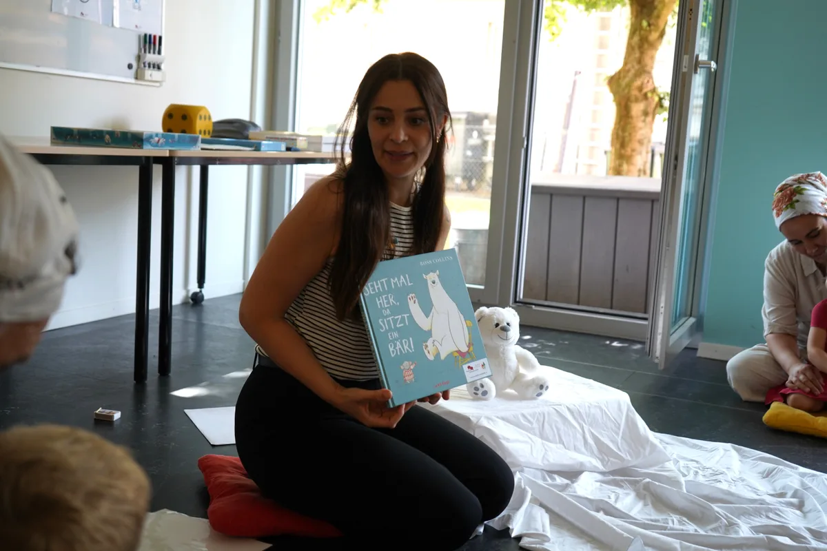 Die Leiterin erzählt aus einem Buch.