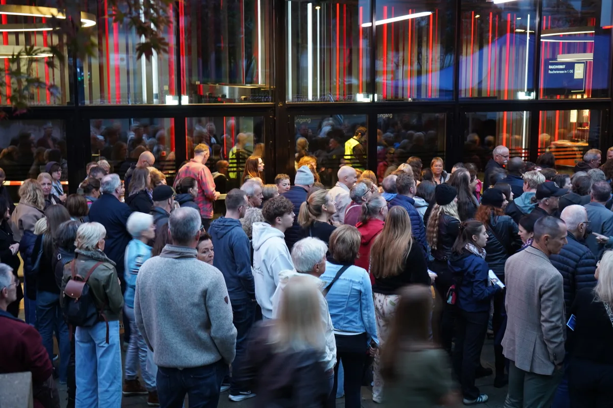Man sieht Nena-Fans vor der Mehrzweckhalle The Hall in Dübendorf.