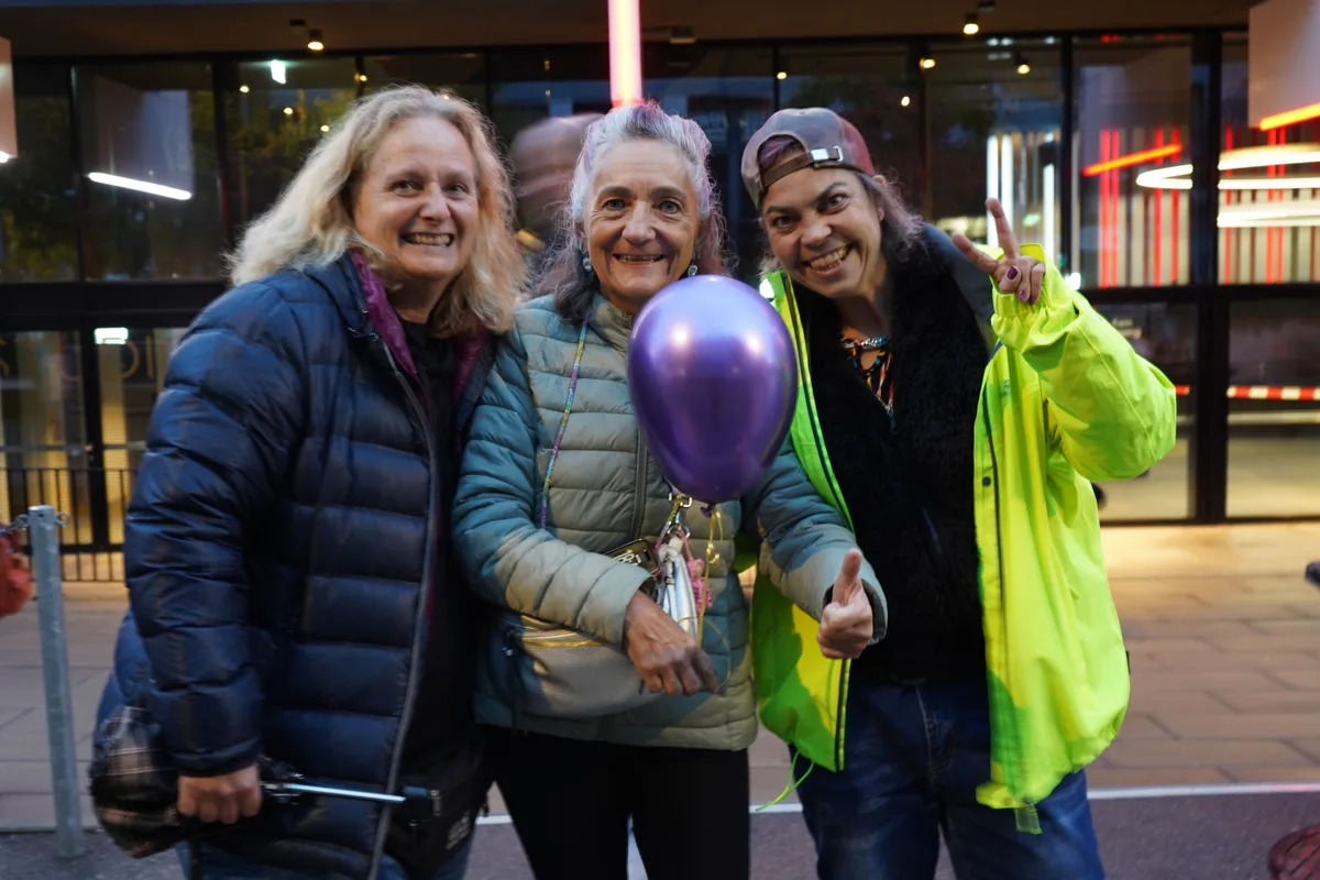 Man sieht Nena-Fans vor der Mehrzweckhalle The Hall in Dübendorf.