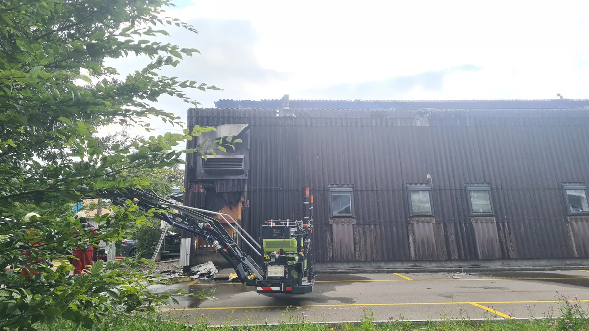 Brandstelle bei einer Tennishalle in Dübendorf