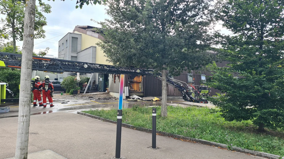 Brandstelle bei einer Tennishalle in Dübendorf