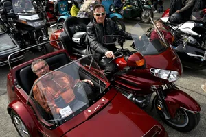 Erwin Landheer freut sich, dass er zusammen mit Biker Mathias Volkart am Love Ride mitfahren kann. Erwin Landheer freut sich, dass er zusammen mit Biker Mathias Volkart am Love Ride mitfahren kann.