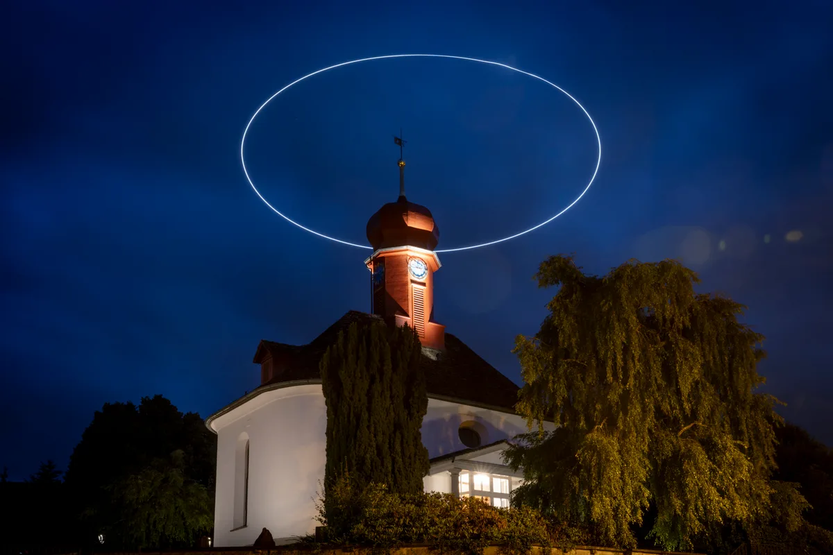 Reformierte Kirche Schwerzenbach (Aufnahme einer kreisenden Drohne mit Langzeitbelichtung). Essay 4 – Nachtaufnahmen aus dem Glattal