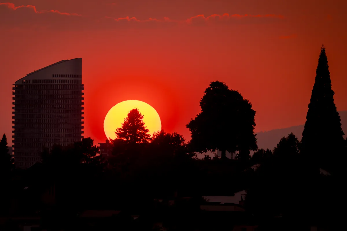 26731970-24 Skyline von Dübendorf mit untergehender Sonne