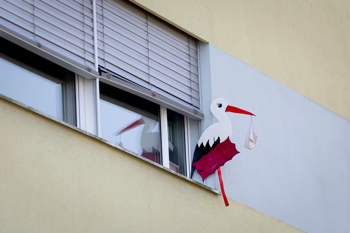 Im Luzerner Seeland sieht man die Willkommensgrüsse mit Storch an jeder Ecke; mittlerweile kommen sie auch bei uns in Mode. Storch aus Holz auf einem Fenstersims.