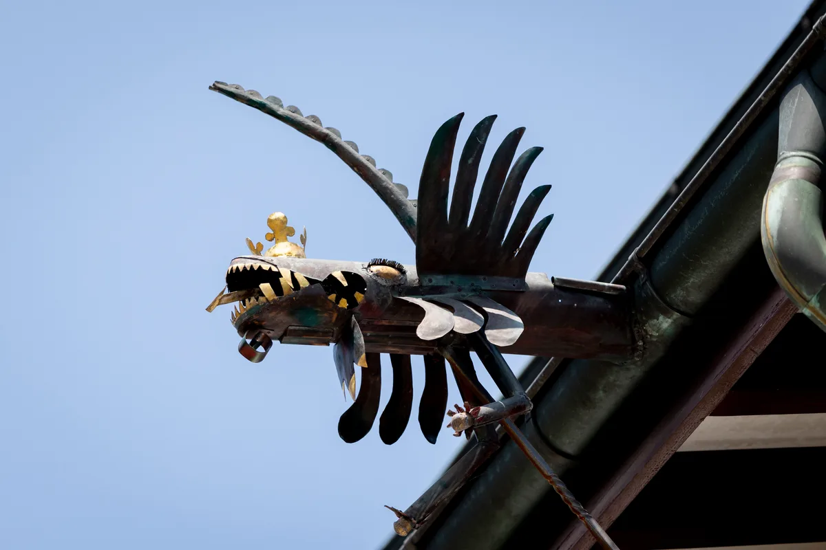 Dieser Drache auf einem Dach in Dübendorf speit kein Feuer. Drache aus Eisen an einem Dachkännel befestigt.