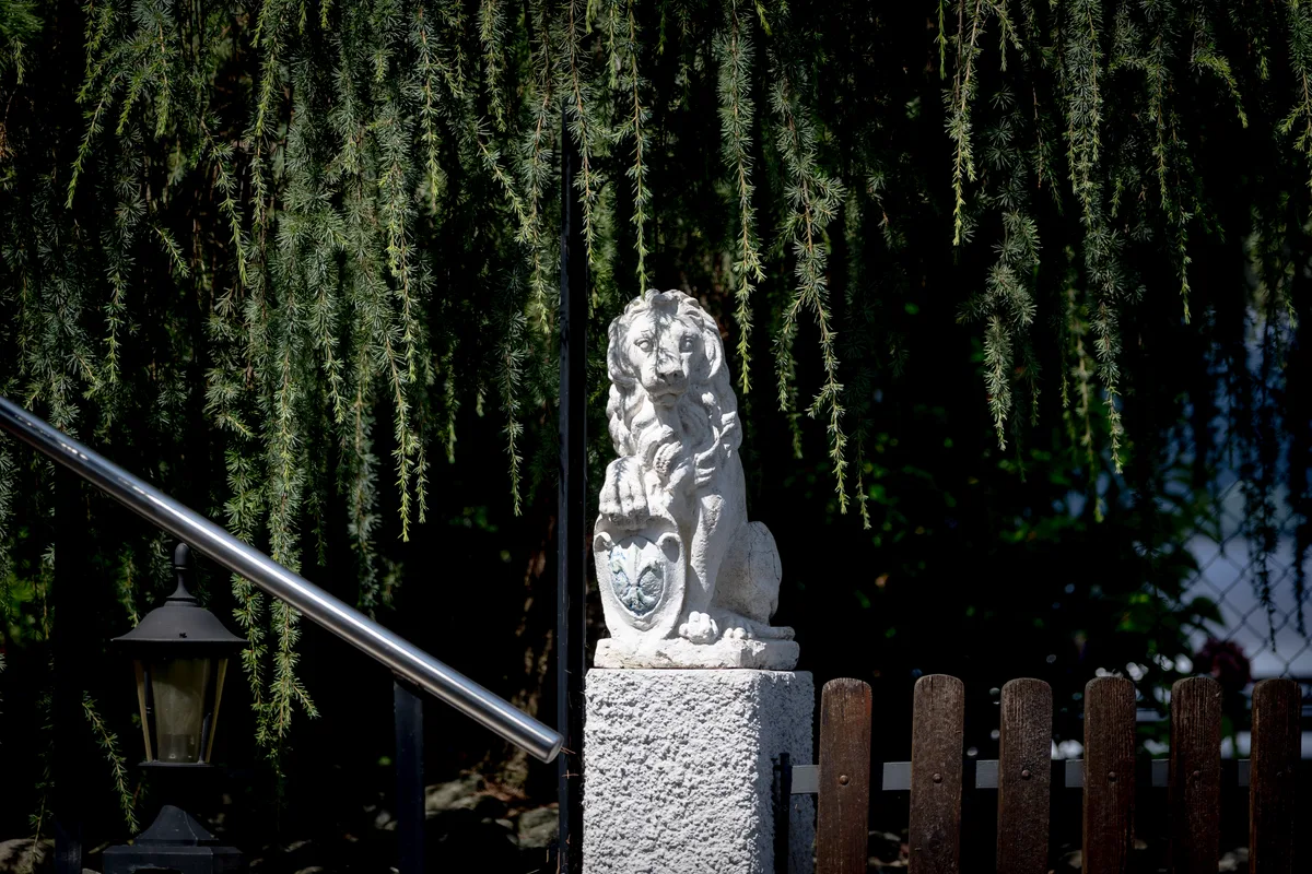 Löwenstatue in einem Dübendorfer Wohnquartier. Löwenstatue in einem Wohnquartier.