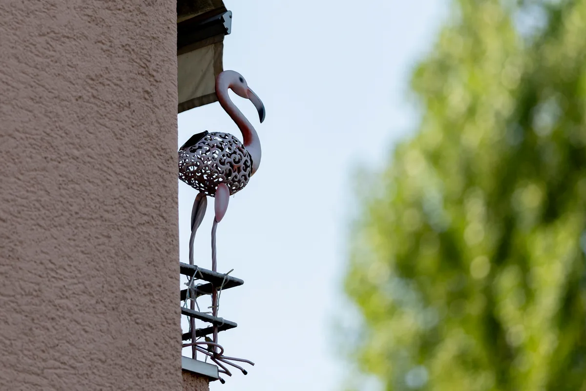 Dieser Flamingo steht auf einem Balkon in einem Dübendorfer Wohnquartier. Ein geschmiedeter Flamingo auf einem Balkon.