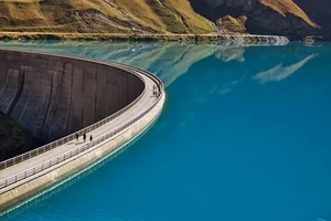 28720586-7 Stauseen, wie der Lac de Moiry in Wallis, sind wichtig für eine sichere Energieversorgung in der Schweiz. Aber auch thermische Speicher und Batterien werden in Zukunft eine Rolle spielen.