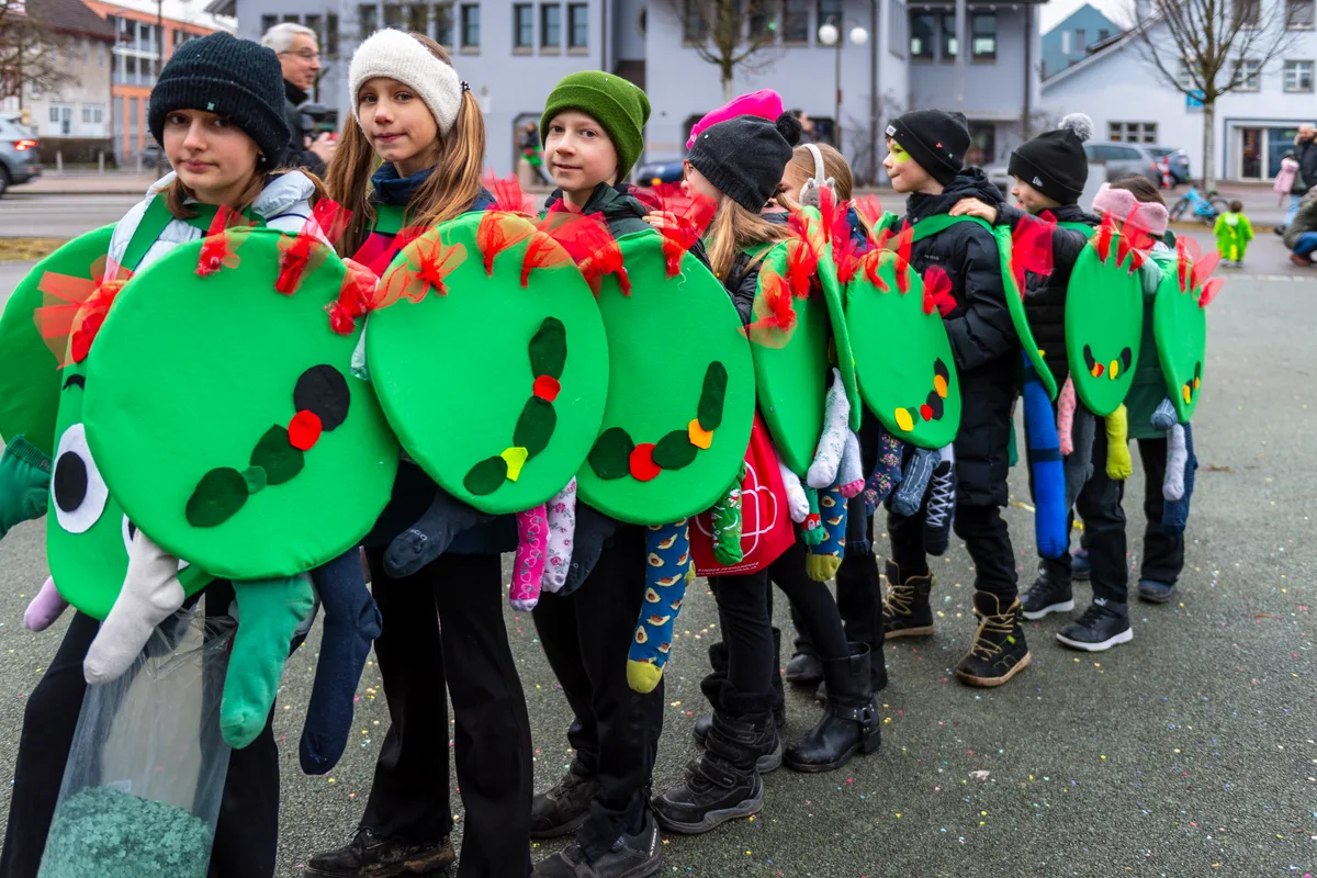Diese Raupe stammt aus dem Sonnenberg-Quartier. Die Eltern sind als flinke Schmetterlinge unterwegs und fotografisch nicht einzufangen. Die Familienfasnacht in Dübendorf forderte dieses Jahr mit dem Motto «Unterwegs im Tierreich» den Teilnehmenden einiges an Kreativität ab.