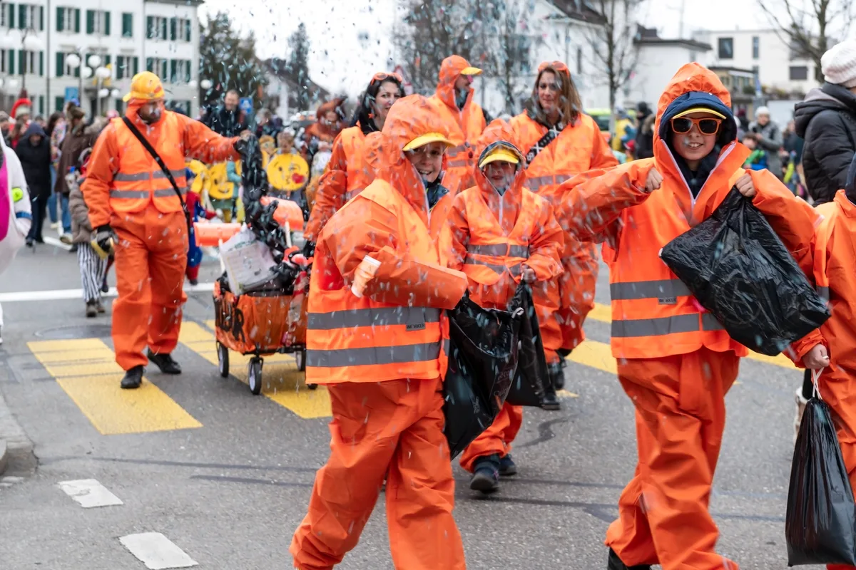 Grosse Ansammlung von Helden und Heldinnen in Dübendorf beobachtet.