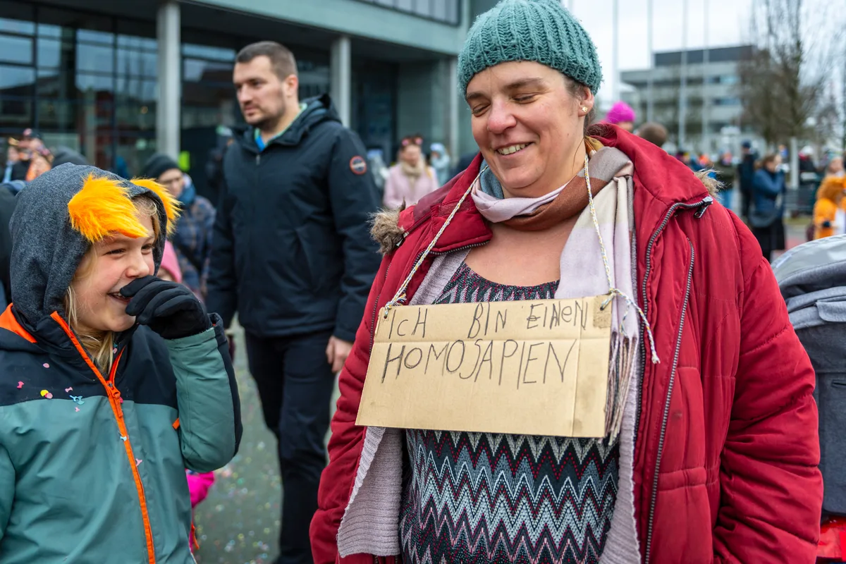 Janosch und Manuela mit einem konkreten Beitrag zur laufenden Genderdebatte. Die Familienfasnacht in Dübendorf forderte dieses Jahr mit dem Motto «Unterwegs im Tierreich» den Teilnehmenden einiges an Kreativität ab.