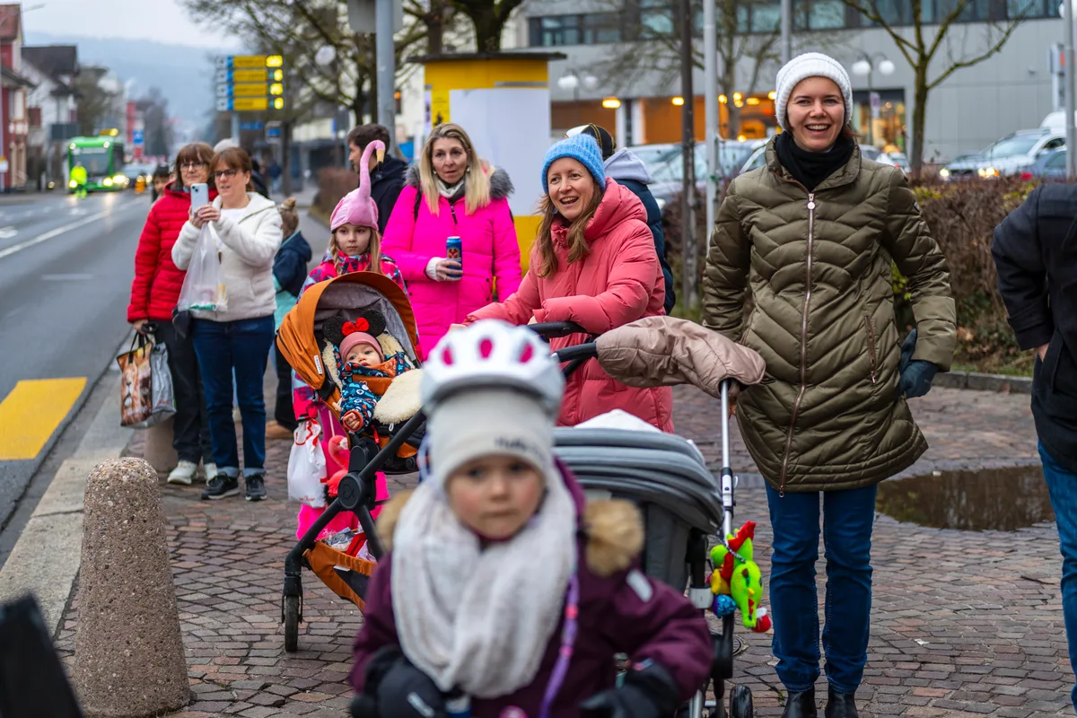 Freudig erwartet das Publikum den Umzug am Strassenrand. Die Familienfasnacht in Dübendorf forderte dieses Jahr mit dem Motto «Unterwegs im Tierreich» den Teilnehmenden einiges an Kreativität ab.