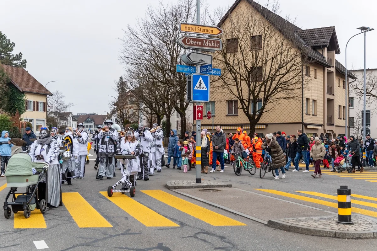 Grosse Ansammlung von Helden und Heldinnen in Dübendorf beobachtet.