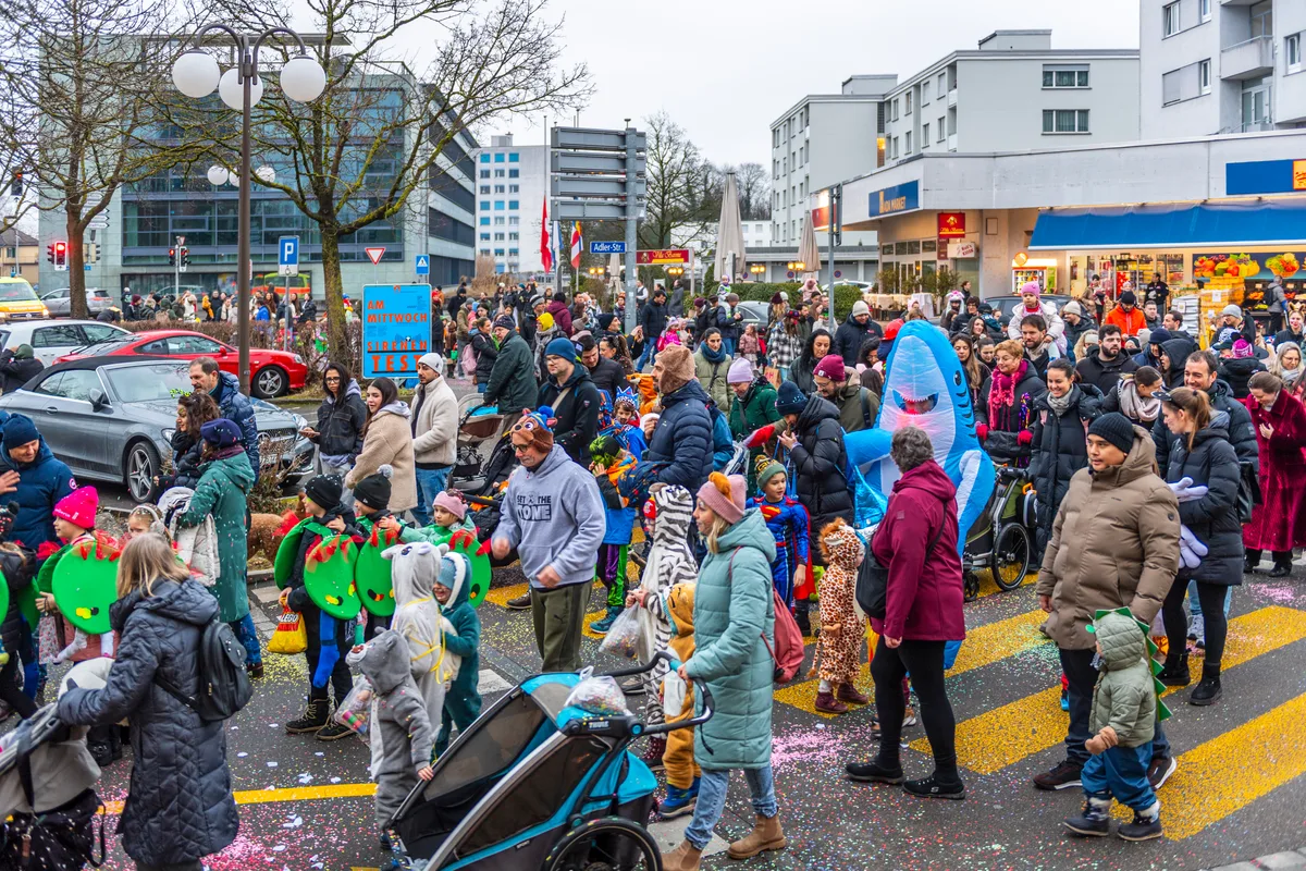 Gut 3000 Personen brachten am Samstag beim Fasnachtsumzug den Verkehr auf der Hauptstrasse in Dübendorf für kurze Zeit zum Stillstand. Die Familienfasnacht in Dübendorf forderte dieses Jahr mit dem Motto «Unterwegs im Tierreich» den Teilnehmenden einiges an Kreativität ab.