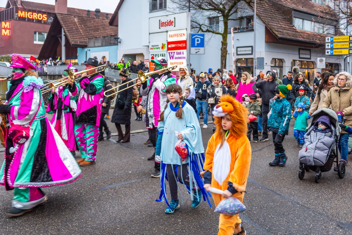 Angeführt von der Guggenmusik Notentschalper, ging der Kinderumzug quer durch Dübendorf. Die Familienfasnacht in Dübendorf forderte dieses Jahr mit dem Motto «Unterwegs im Tierreich» den Teilnehmenden einiges an Kreativität ab.
