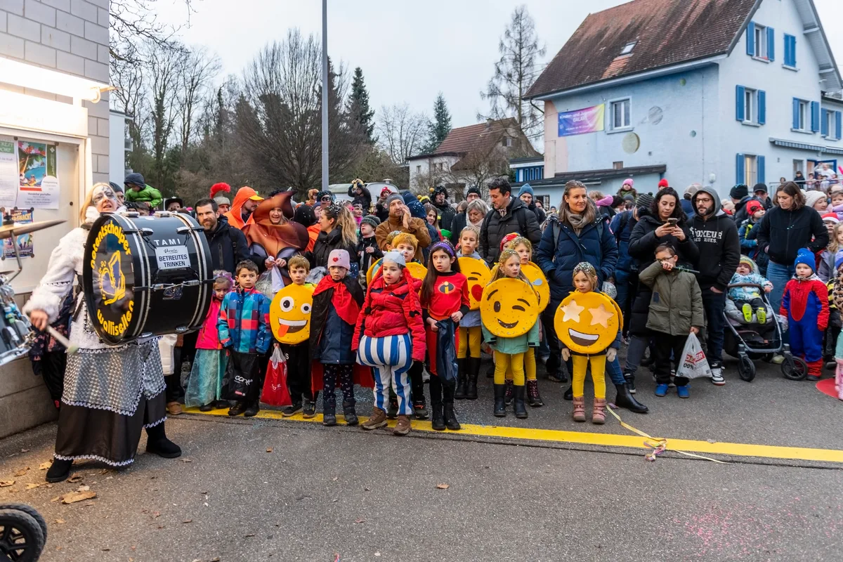 Grosse Ansammlung von Helden und Heldinnen in Dübendorf beobachtet.