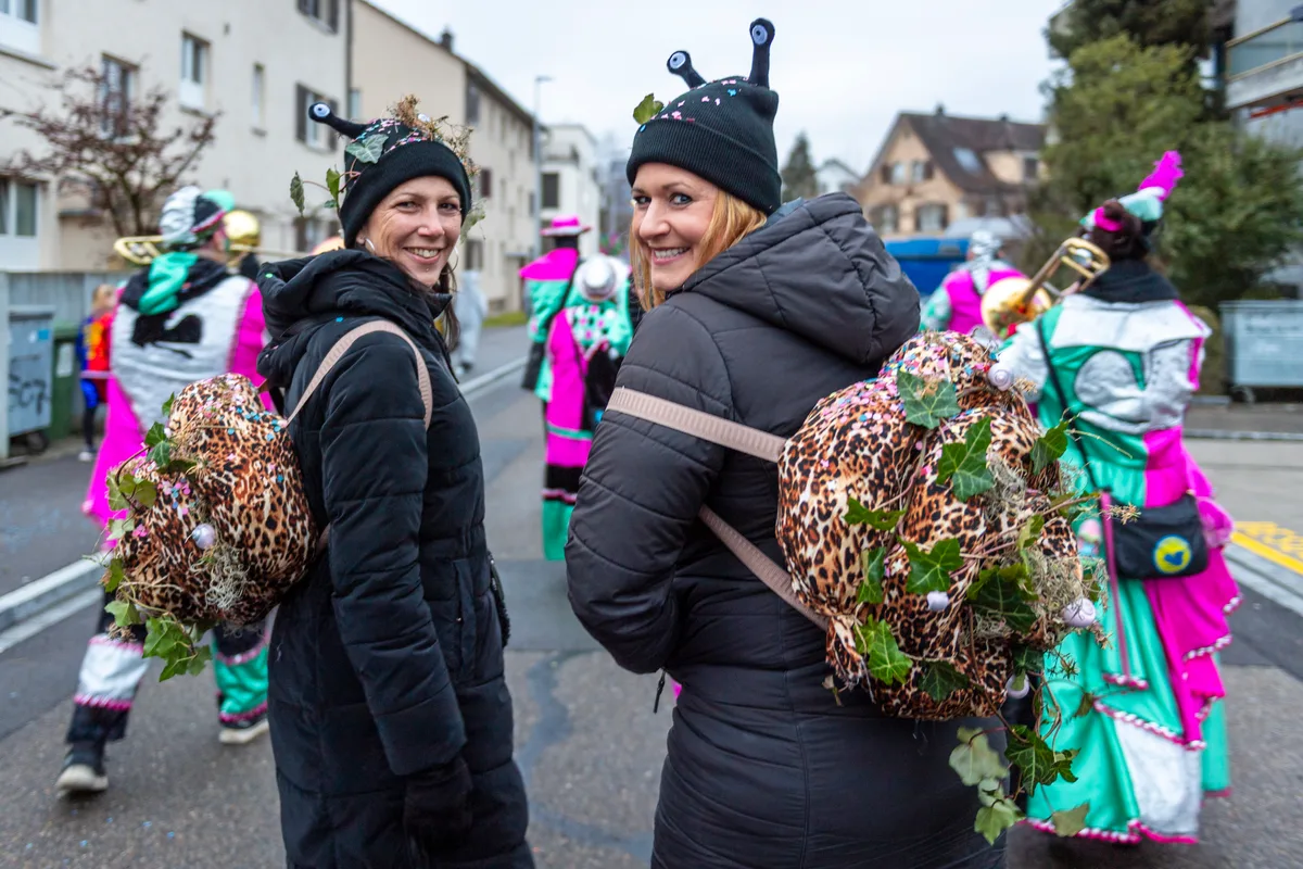 Die als Weinbergschnecken kostümierten Corinne und Luzi suchen noch nach einem passenden Weinberg in Dübendorf. Die Familienfasnacht in Dübendorf forderte dieses Jahr mit dem Motto «Unterwegs im Tierreich» den Teilnehmenden einiges an Kreativität ab.