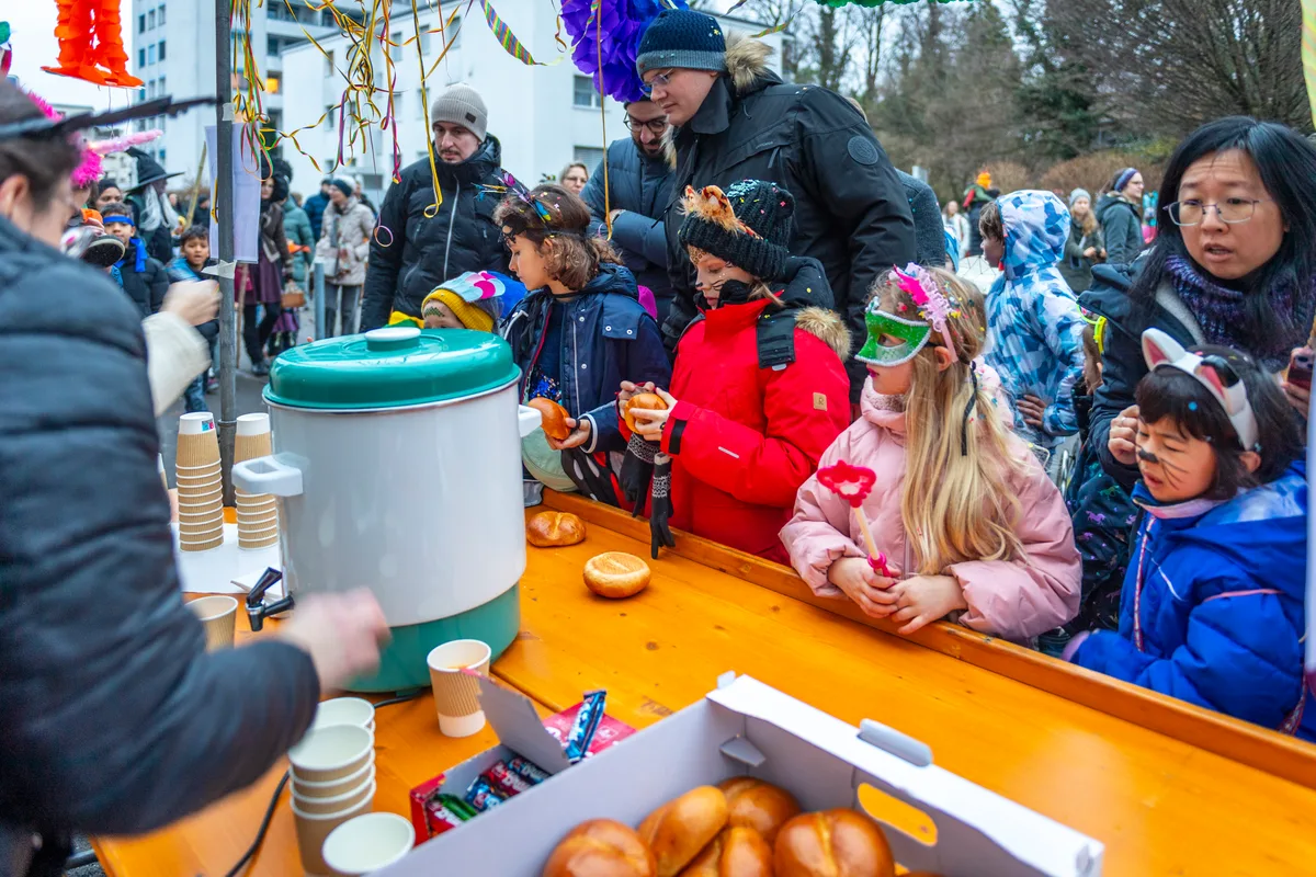 Nach dem Umzug gab es ein Weggli mit einem Schoggistängeli und einen warmen Punsch zum Aufwärmen. Die Familienfasnacht in Dübendorf forderte dieses Jahr mit dem Motto «Unterwegs im Tierreich» den Teilnehmenden einiges an Kreativität ab.