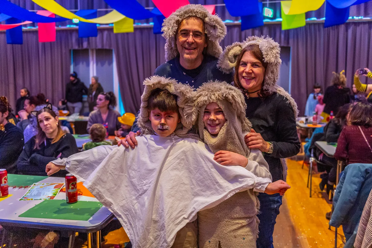 Die Waldtierfamilie: drei Bären und ein Flughörnchen. Die Familienfasnacht in Dübendorf forderte dieses Jahr mit dem Motto «Unterwegs im Tierreich» den Teilnehmenden einiges an Kreativität ab.