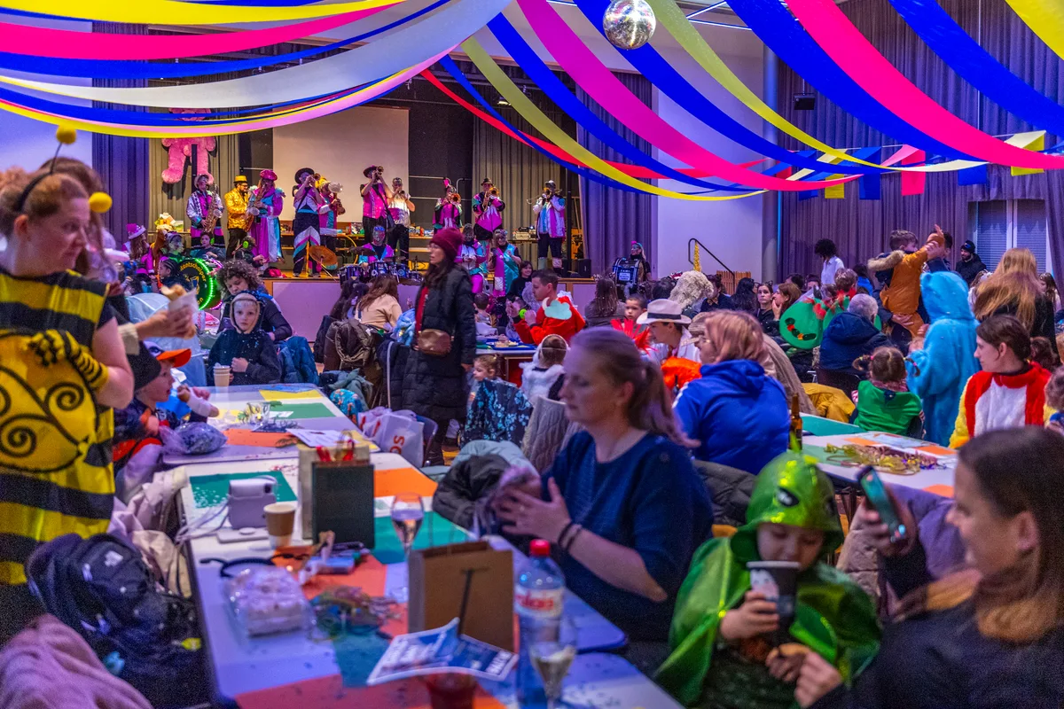 Im Leepünt-Saal macht man sich nach dem Umzug bereit für die grosse Party. Die Familienfasnacht in Dübendorf forderte dieses Jahr mit dem Motto «Unterwegs im Tierreich» den Teilnehmenden einiges an Kreativität ab.