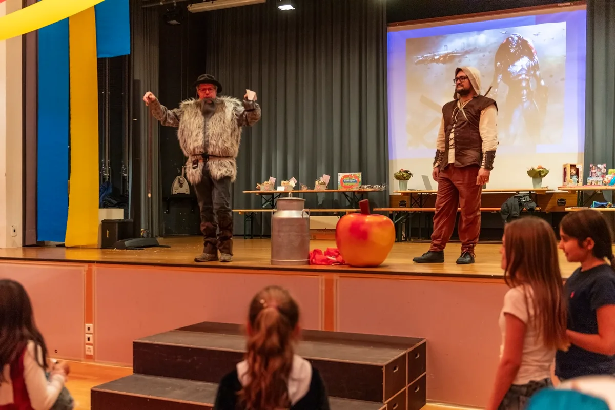 Grosse Ansammlung von Helden und Heldinnen in Dübendorf beobachtet.