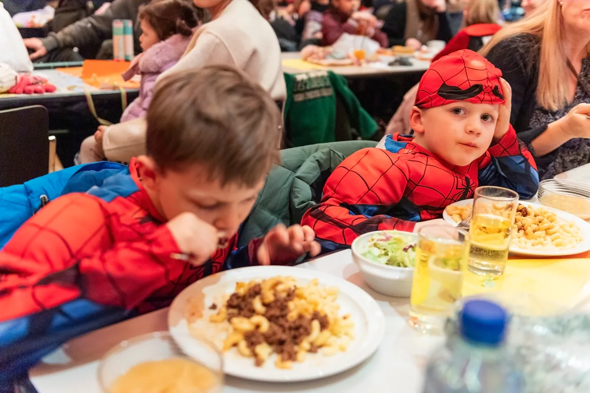 Grosse Ansammlung von Helden und Heldinnen in Dübendorf beobachtet.