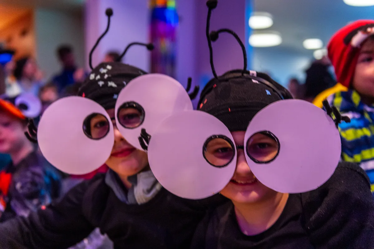 Fliegen gibt es an allen Orten. Laura und Olivia sind hier aber die einzigen zwei. Die Familienfasnacht in Dübendorf forderte dieses Jahr mit dem Motto «Unterwegs im Tierreich» den Teilnehmenden einiges an Kreativität ab.