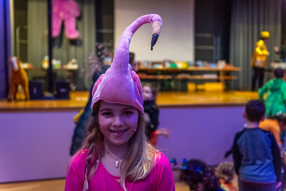 Leana ist ein Flamingo. Ob sie wohl aus dem nahen Zoo entwischt ist? Die Familienfasnacht in Dübendorf forderte dieses Jahr mit dem Motto «Unterwegs im Tierreich» den Teilnehmenden einiges an Kreativität ab.